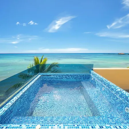 Luxury Beachfront Condo With 3 Bedrooms & Ocean View - El Faro Residences - Reef 301